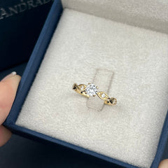 Anel de Noivado Solitário Lina em Ouro 18K Cravejado
